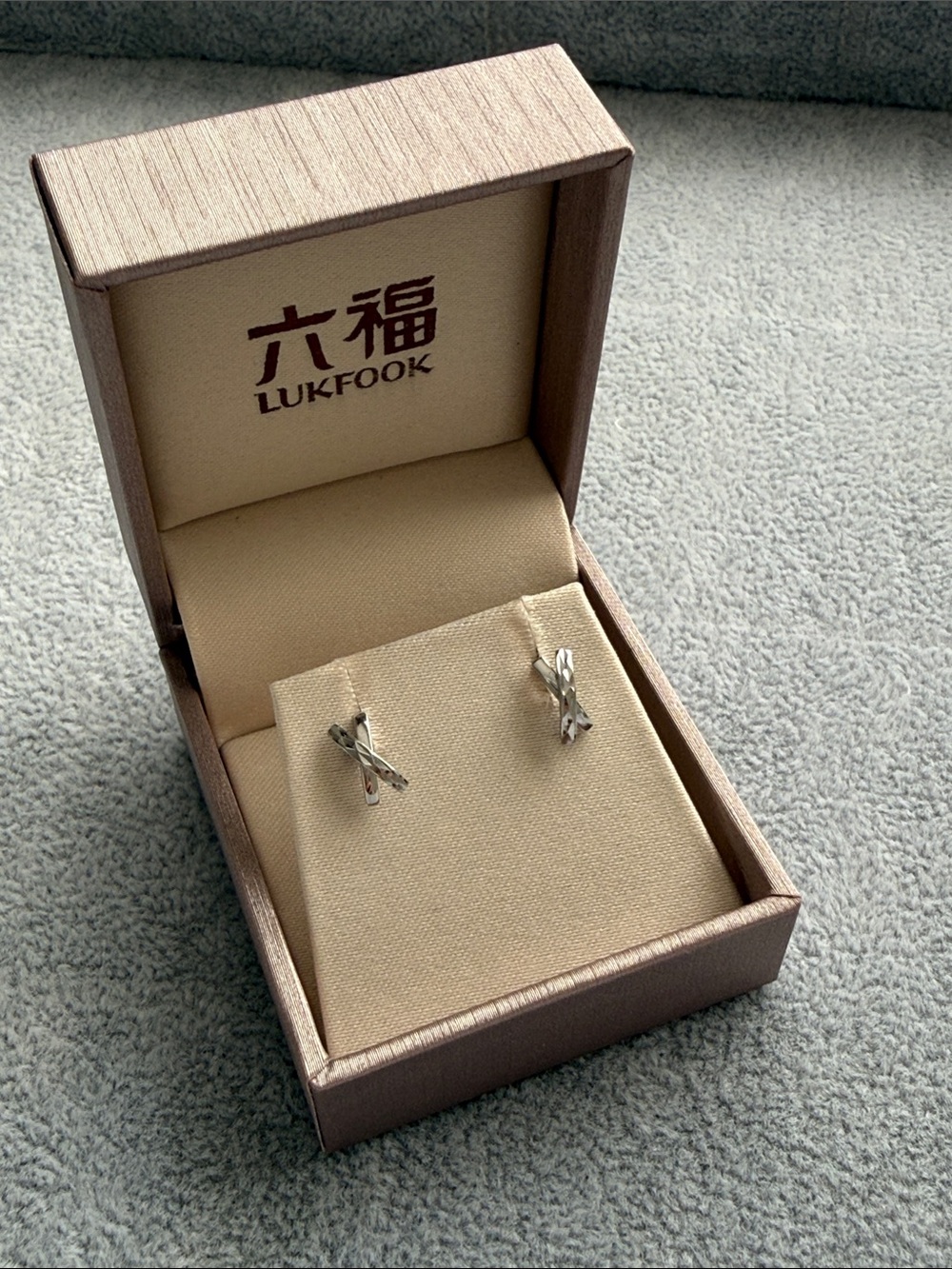 Lukfook 18K White Gold Stud Earrings